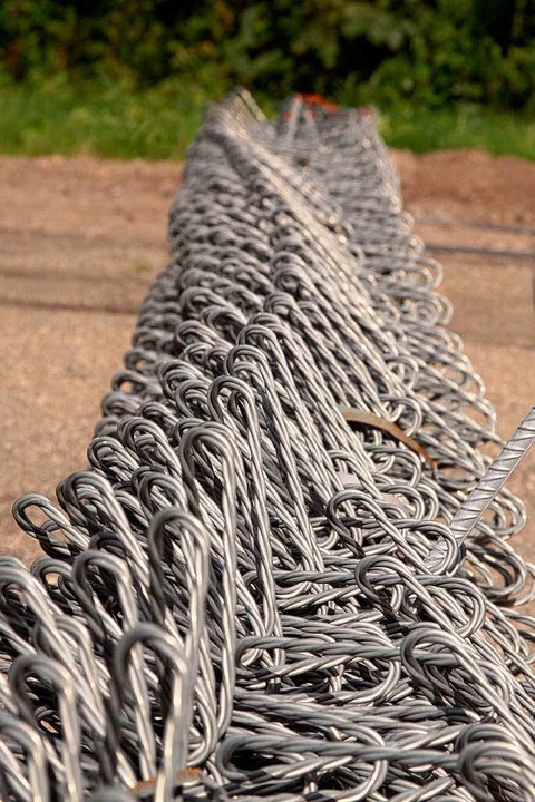 Solche Stahlnetze sollen im Höllentag vor Steinschlag schützen.  | Foto: Max Schuler