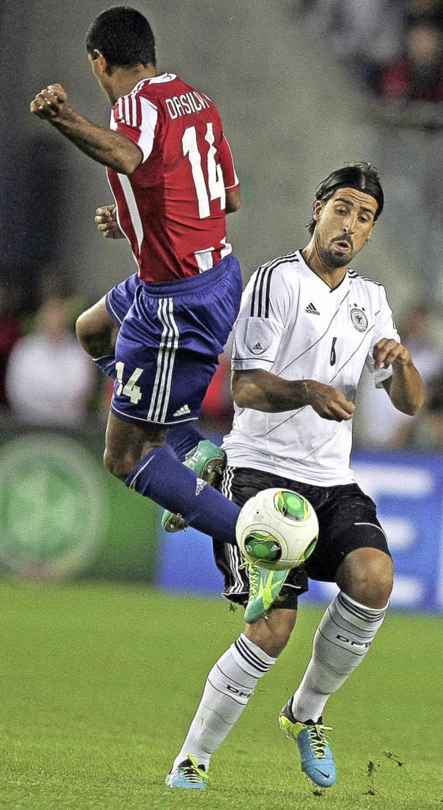 Sami Khedira (rechts) bereitete unfrei...den zweiten Treffer fr Paraguay vor.   | Foto: DPA