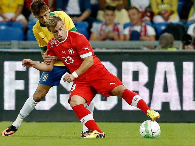 Bayern-Star Xherdan Shaqiri im Duell mit Neymar.  | Foto: dpa