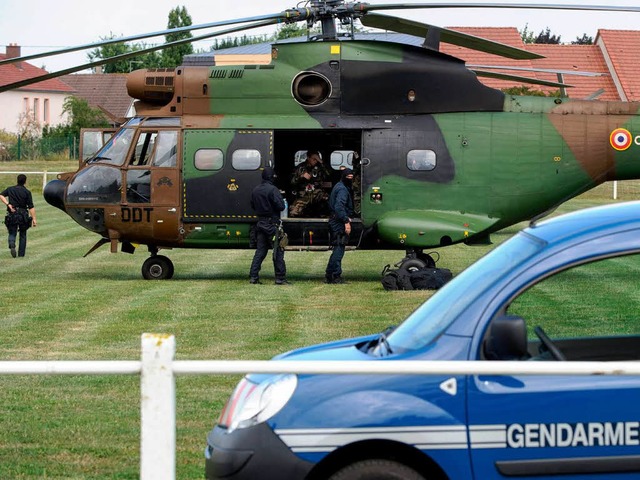 Rund 20 Spezialeinsatzkrfte aus Dijon...ubschraubern nach Ensisheim geflogen.   | Foto: AFP