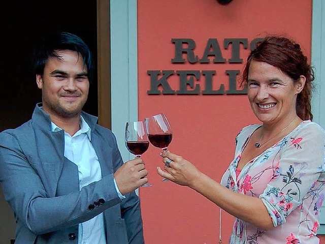 Die Leiterin  der Kaiserstuhl Touristi...chuble auf die filmische Weinprobe an.  | Foto: Thomas Rhenisch