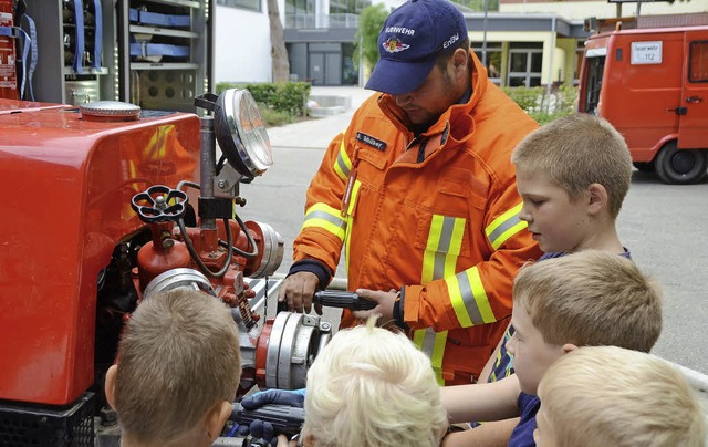 Sasbach. Feuerwerhrtechnik, wie hier d...lrte den Kindern die Fahrzeugtechnik.  | Foto: Roland Vitt