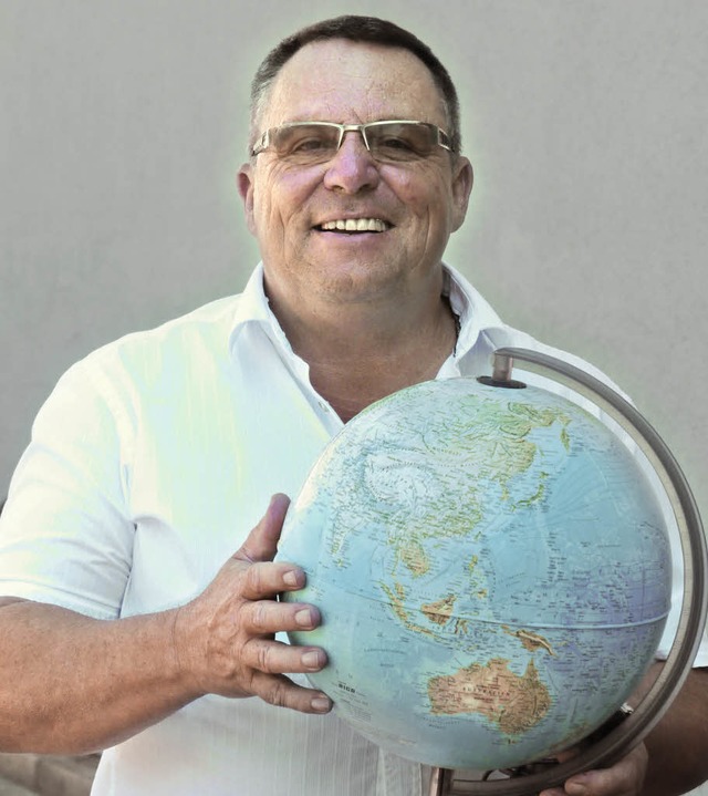 Manfred Schoor hat die Welt von seinem Busfahrerplatz aus kennengelernt.   | Foto: Ulrike Derndinger