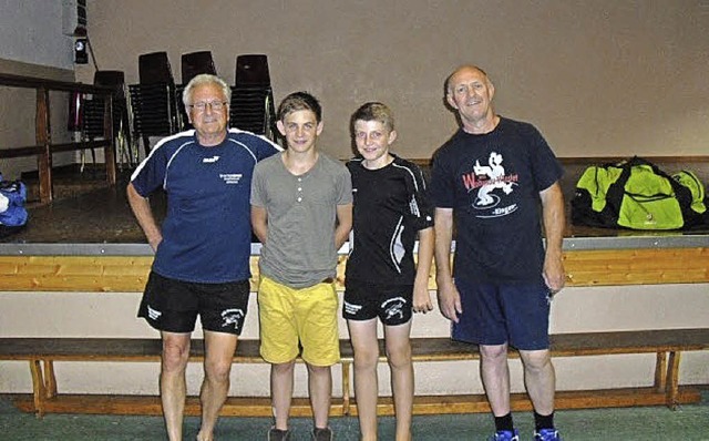 Gnter Trefzer und Walter Mhrle warte...ens auf  Kinder in der Halle Wieslet.   | Foto: Helga Geiger