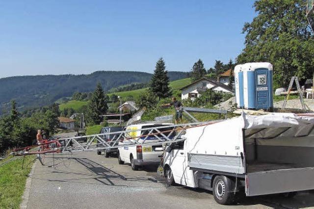 Baukran strzt auf Autos