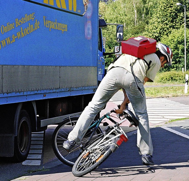 Rechtsabbiegender Lkw auf Kollissionskurs mit Fahrradfahrer  | Foto: Firmenmaterial BZ