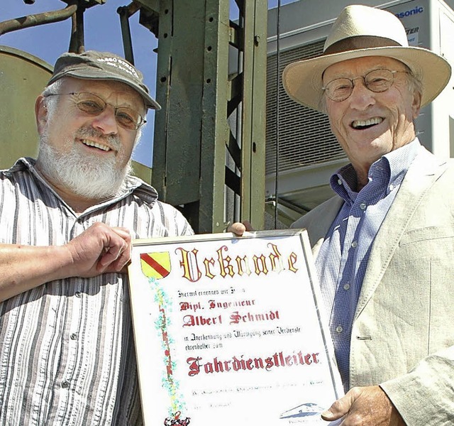 Karl Argast (links) ehrt Albert Schmidt.   | Foto: Wieschenkmper