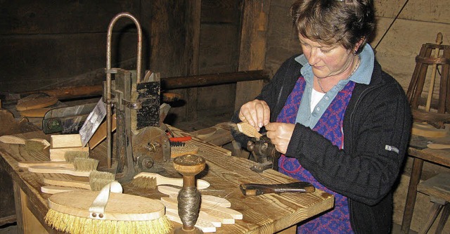 Die Brstenherstellung ist eines der a...neflertagen in Bernau gezeigt werden.   | Foto: Ulrike Spiegelhalter