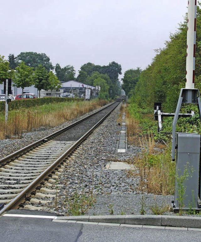 Zwei Wochen lang fhrt kein Zug von Fr...e in den Bahnhof Gottenheim (rechts).   | Foto: manfred frietsch
