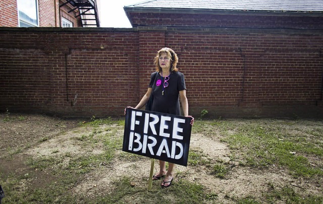 Eine Untersttzerin fordert die Freilassung von Bradley Manning.   | Foto: dpa