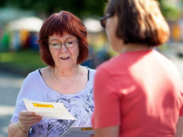 Ursel Risch (links) von der Brgerinit...in der Innenstadt mit einer Passantin.  | Foto: dpa