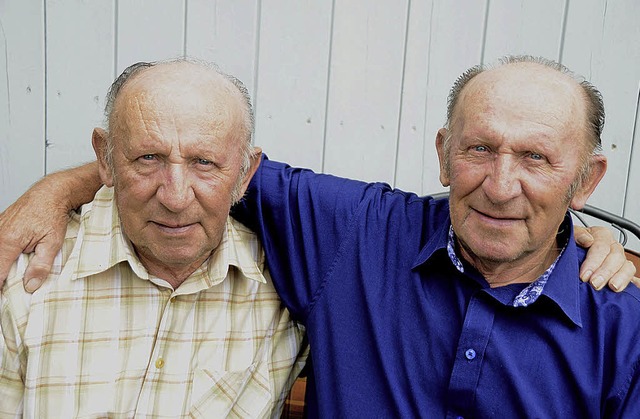 Werner (blaues Hemd) und Karl Birmelin  sind  80 Jahre alt.  | Foto: Vitt