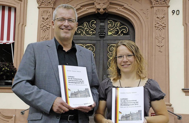 Oliver Basten und Lauranne Hltzel vo...atorische Abwicklung der Bundestagwahl  | Foto: gertrude siefke