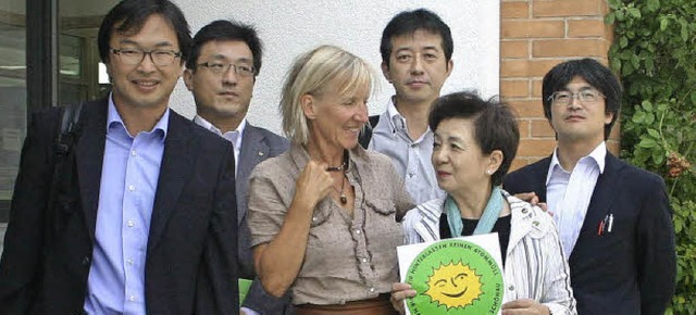 Professorin Yukiko Kada (2.von rechts)... Diplom-Forstwirt  ttig ist (links).   | Foto: ZVG