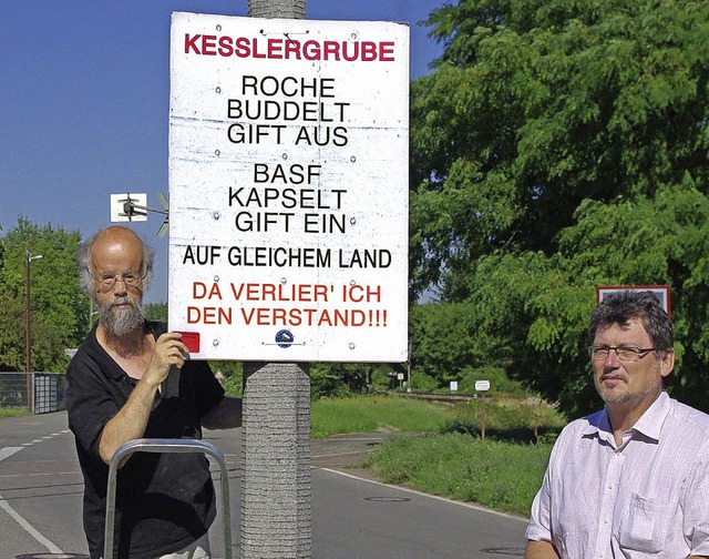 Der BASF eine neue Mahnung  vor die T...en Plakate dort an, wo es wirken soll.  | Foto: Rolf Reimann