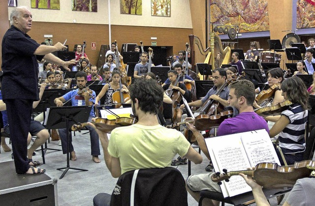 Orchestermitbegrnder und Dirigent Dan... mit dem West-Eastern Divan Orchestra   | Foto: dpa