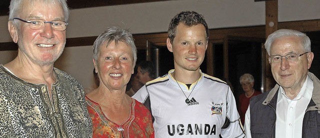 Gemeinsam fr Uganda: ber  ihre Hilfe...ts,  Pfarrer Gnter Hirt (von links).   | Foto: Brigitte  Chymo
