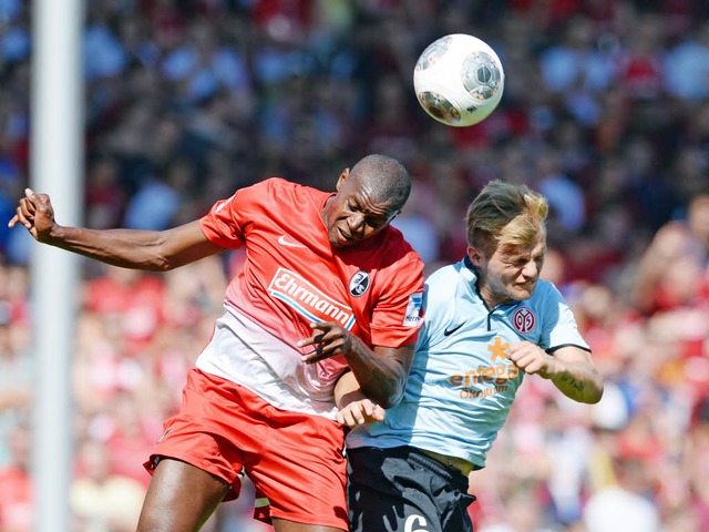 Karim Gud steigt zum Kopfball hoch. ...er: Johannes Geis vom 1. FSV Mainz 05.  | Foto: A3386/_Uli Deck