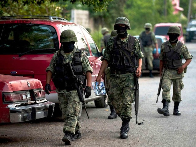 Maskierte Soldaten der mexikanischen Armee im Einsatz gegen die Drogenkartelle.  | Foto: AFP
