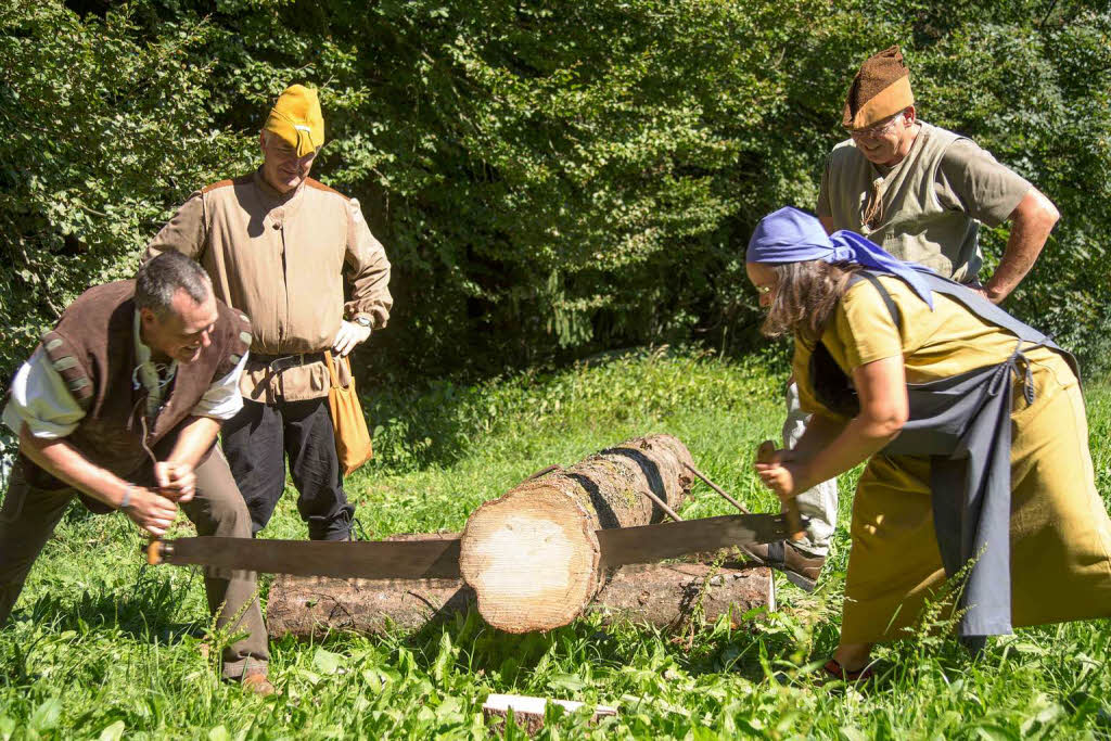 Holz sägen geht auch ohne Motorkraft Holz sägen geht auch ohne Motorkraft