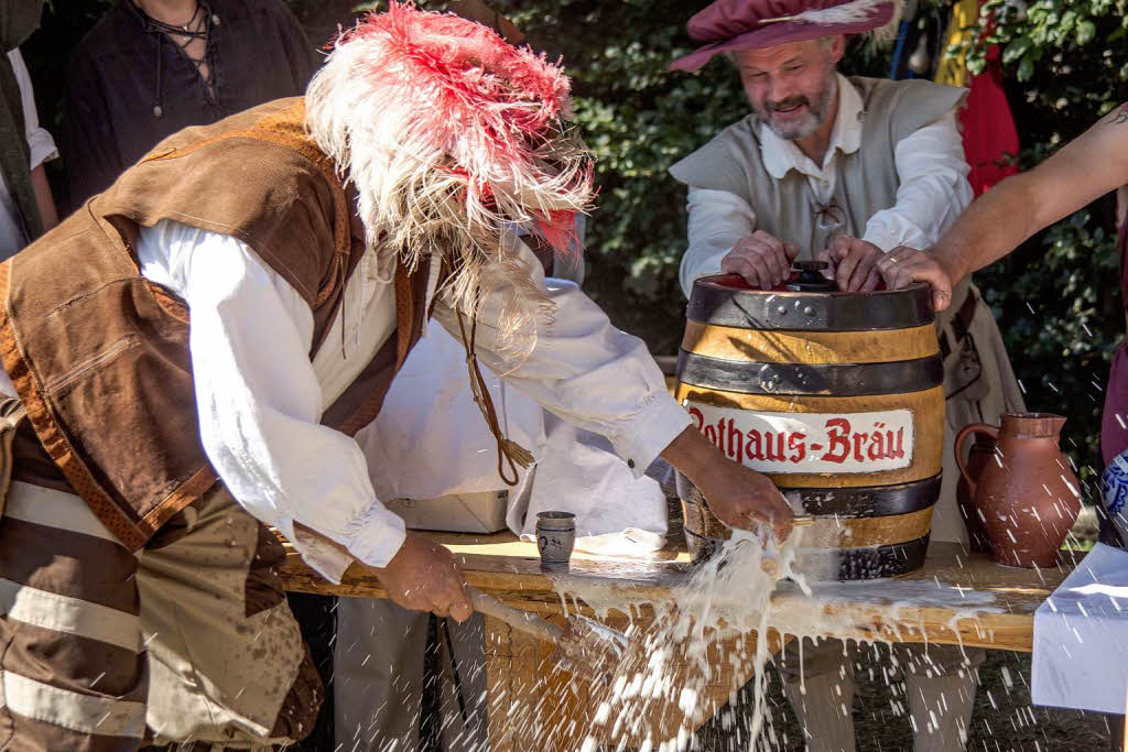 Das Bier sprtzte beim Fassanstich kräftig Das Bier sprtzte beim Fassanstich kräftig
