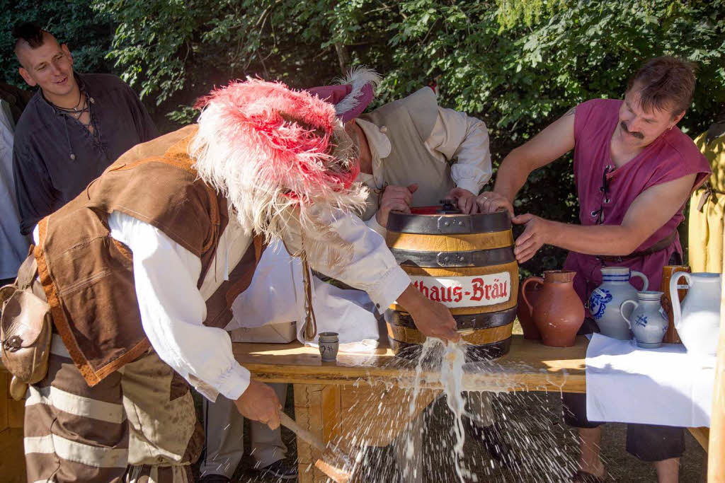 Das Bier sprtzte beim Fassanstich kräftig Das Bier sprtzte beim Fassanstich kräftig