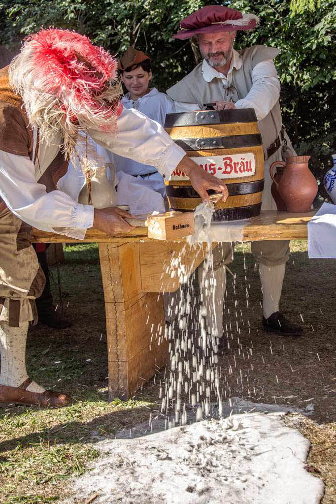Das Bier sprtzte beim Fassanstich kräftig Das Bier sprtzte beim Fassanstich kräftig