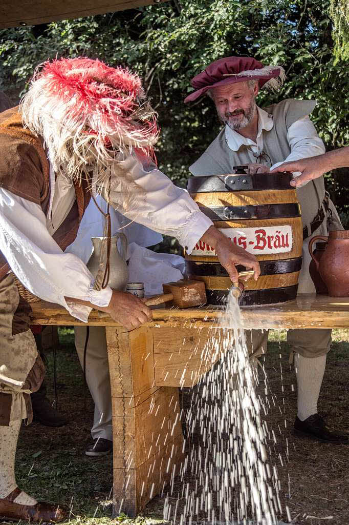 Fassanstich bei der Erlebnistour Mittelalter: das Bier floss in Strömen Fassanstich bei der Erlebnistour Mittelalter: das Bier floss in Strömen