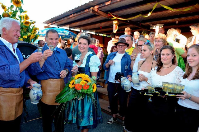 Mit  Festwein auf ein gutes Gelingen d...inzessin Marie-Luise Wolf, Schelingen.  | Foto: Roland Vitt