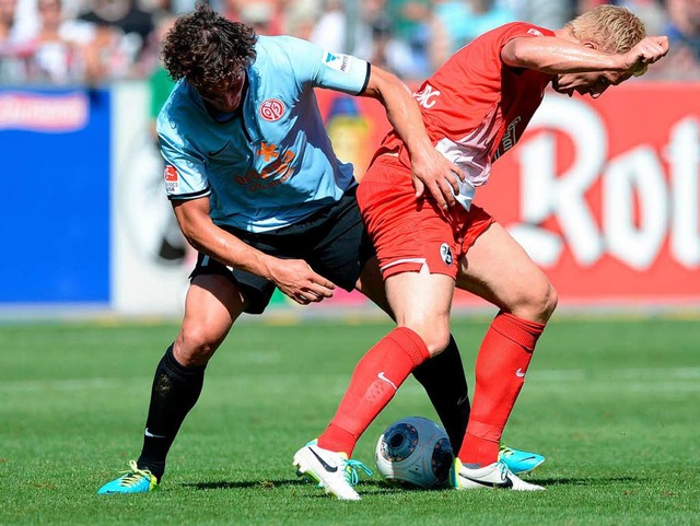 Mike Hanke erlitt im Spiel gegen Mainz 05 eine leichte Knieverletzung.  | Foto: dpa