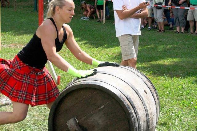 Starke Mnner und Frauen bei den Highland Games in Wittental