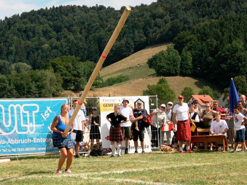 In Stegen-Wittental maen starke Mnner und Frauen ihre Krfte bei den Highland Games.