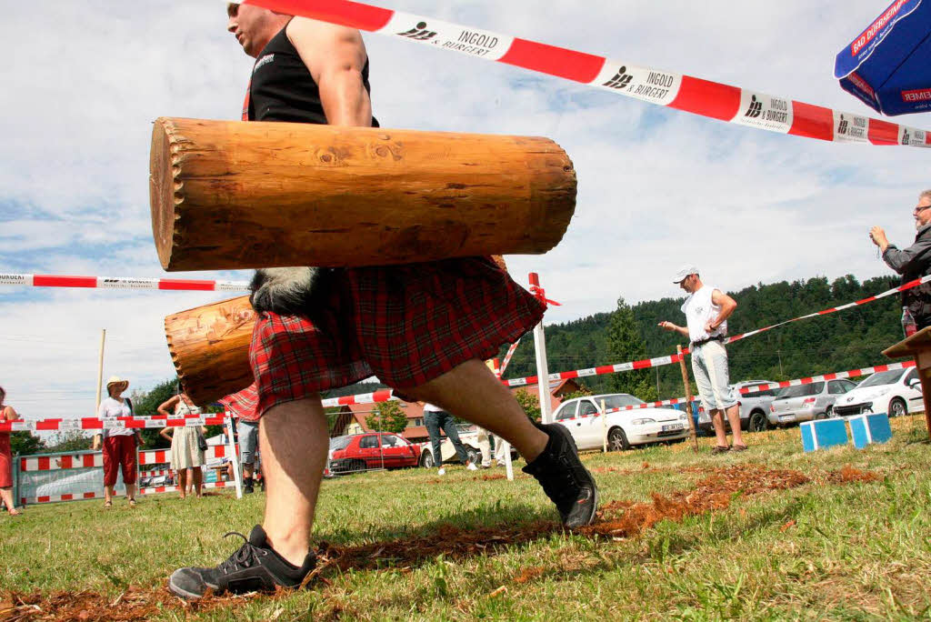 In Stegen-Wittental maen starke Mnner und Frauen ihre Krfte bei den Highland Games.