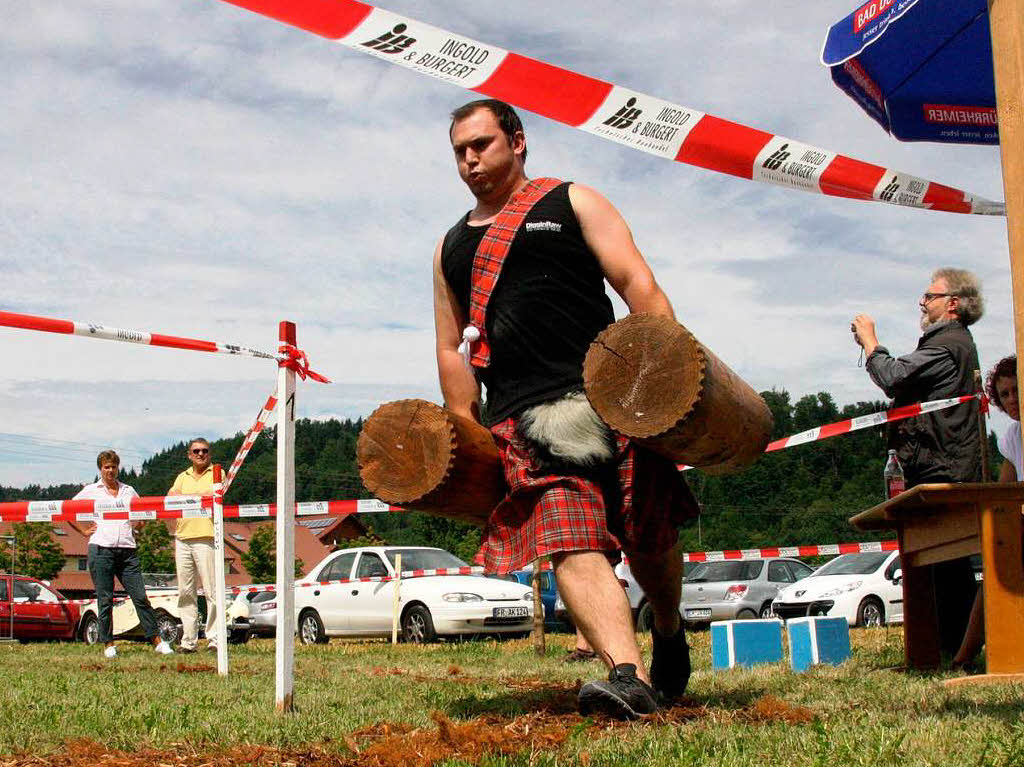 In Stegen-Wittental maen starke Mnner und Frauen ihre Krfte bei den Highland Games.