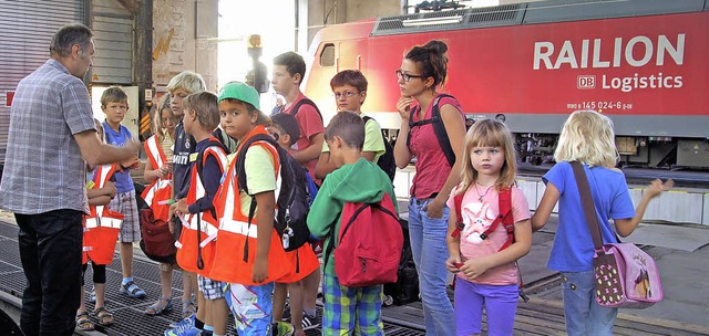 Michael Kapitan erluterte den Kindern...die sich auch in Bewegung setzen lie.  | Foto: Herbert Frey