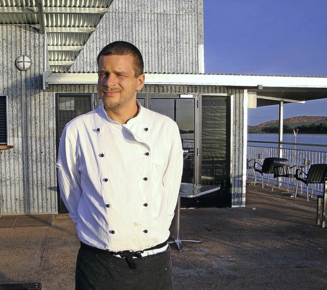 Auswanderer Marcel Schulter vor seinem Restaurant  | Foto: Privat