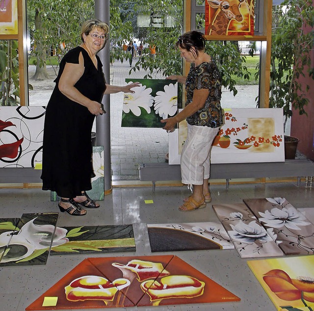 Irma Bernwald (links) zeigt ihre Werke in der Schule.   | Foto: Heidi Fssel