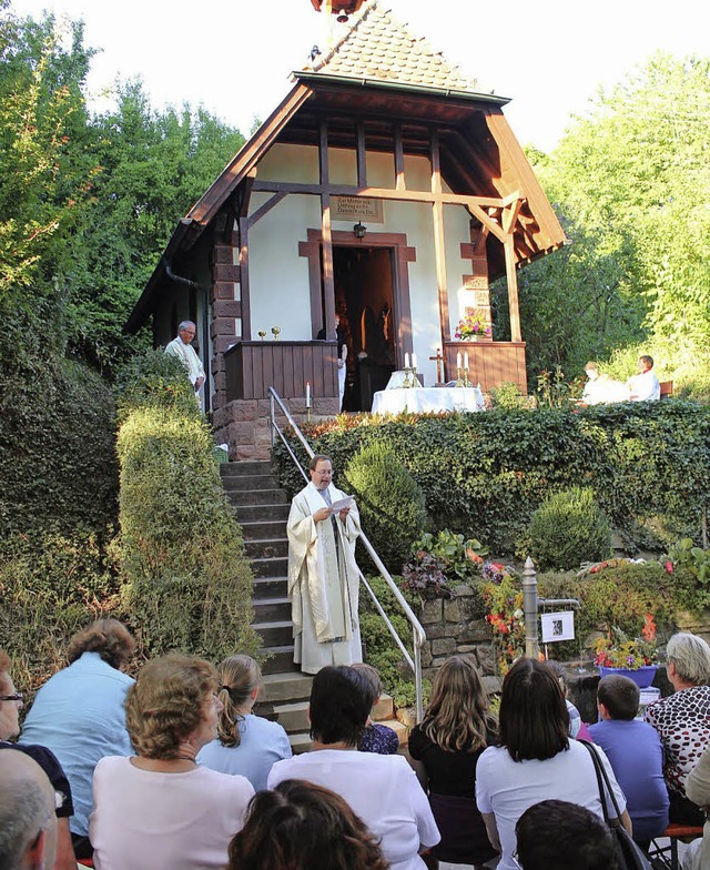Den Gottesdienst an der Lourdes-Kapell...links oben) und Pfarrer Martin Sauer.   | Foto: Privat