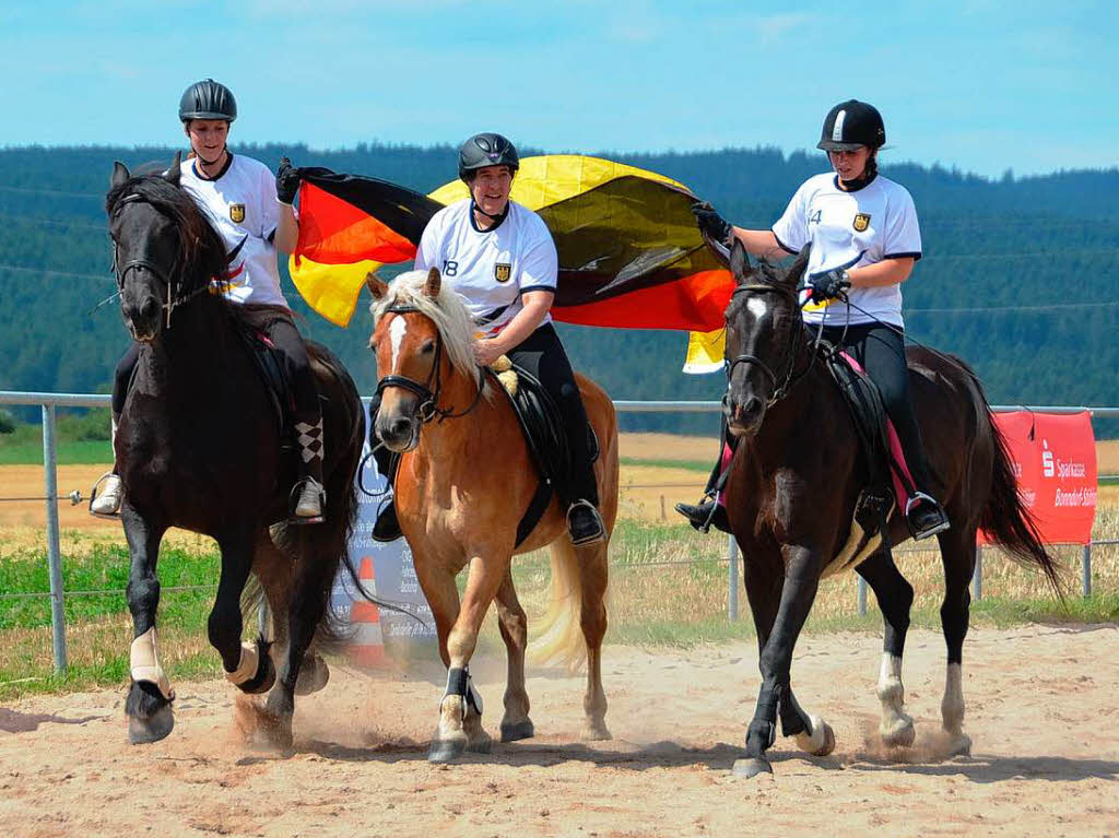 Das deutsche Pferdefuball-Team mit Britta Rapp, Nicole Blle und Romina Sauer.