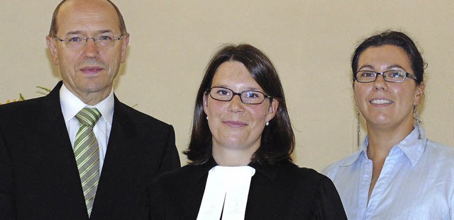 Die Pfarrerin im Probedienst, Sarah-Lo...ied Oelschlegel und Natalie Wiesner.    | Foto: Michael Gottstein