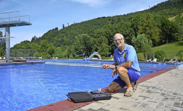 Nicht nur die Badeaufsicht: Thomas Kir...berprfen des Chloranteils im Wasser.   | Foto: Lena Trogus