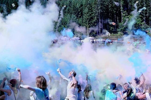 Holi-Fest: Hochfirstschanze im kollektiven Farbpulver-Rausch