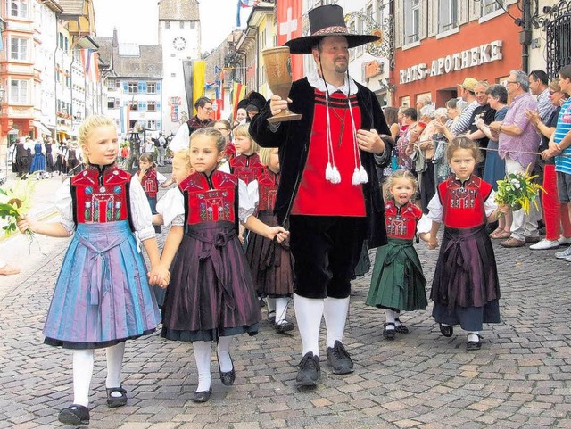 An der Seite kleiner Trachtentrgerinn...kt das Waldshuter Mnnle seinen Krug.   | Foto: Freudig