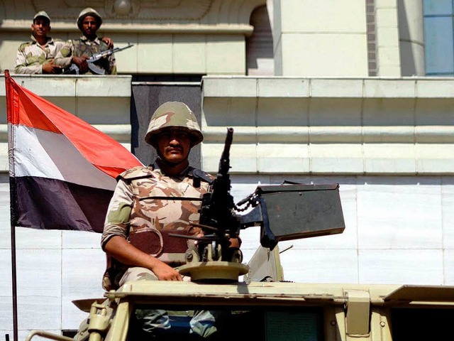 Ein Soldat sichert das Verfassungsgericht in Kairo gegen Demonstranten.  | Foto: dpa