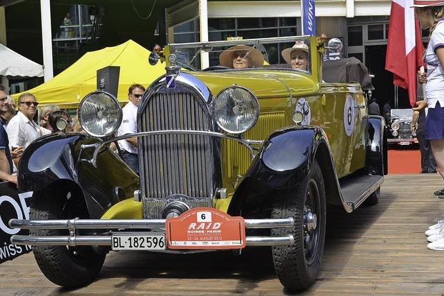 Oldtimer-Rallye Raid Suisse-Paris beginnt in Basel