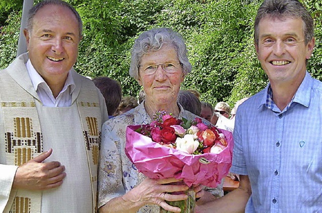 Mesnerin Irene Mller wurde von Pfarrer Frank Martin und  Gerhard Herr geehrt.  | Foto: Privat