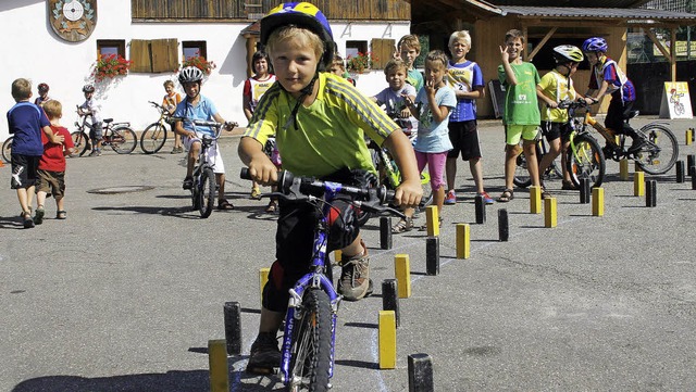 Tempo und Gleichgewicht mssen passen ...0;: MSC-Radturnier auf dem Schulhof.    | Foto: heidi fssel