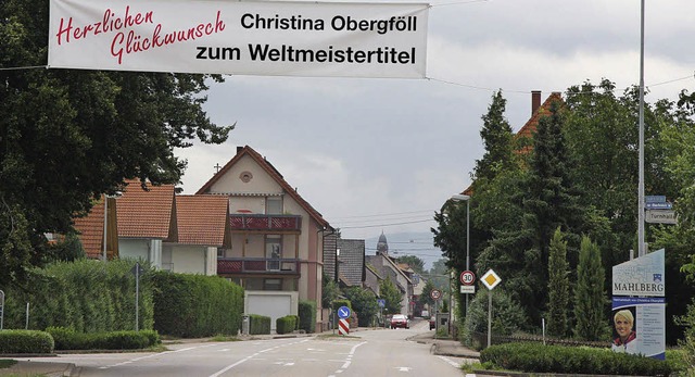 Ein Banner in ihrer Heimatgemeinde kndet vom Triumph Christina Obergflls.   | Foto: sandra decoux-kone