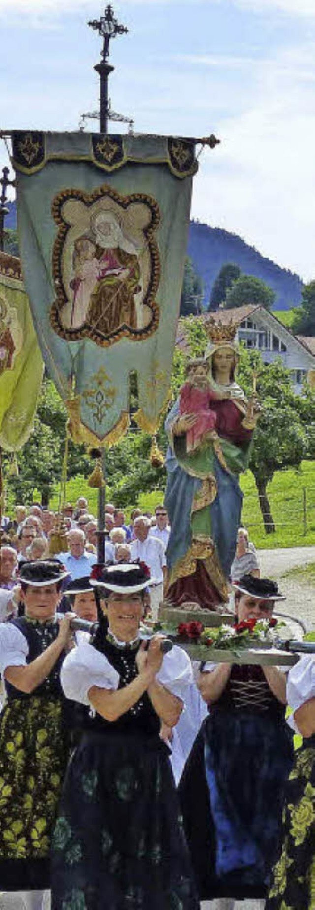 Prozession: Die Marienstatue wird getragen von  Frauen der Trachtengruppe.   | Foto: Barbara Odrich-Rees