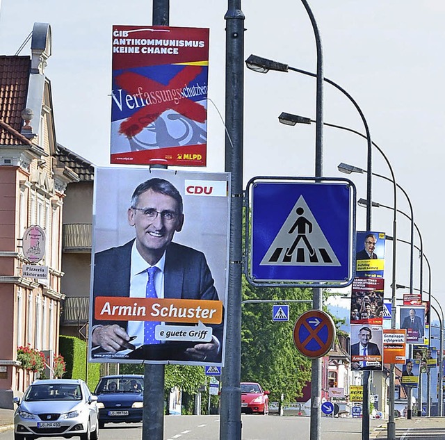 In der Friedrichstrae werben an jedem...s zwei Wahlplakate um Aufmerksamkeit.   | Foto: Martina Proprenter